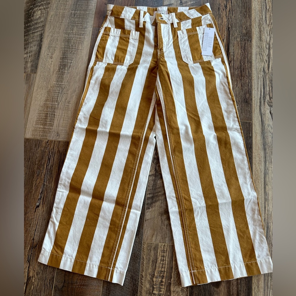 BDG wide leg above ankle and high waist pant.